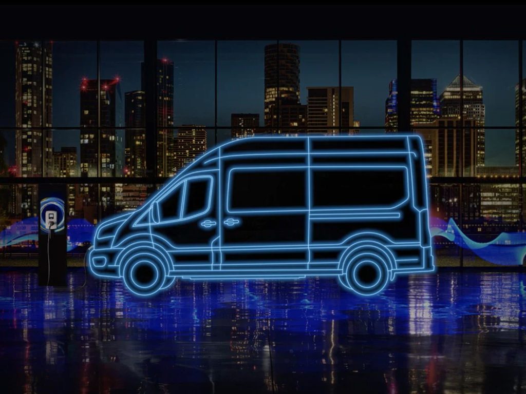 Ford Etransit fourgon en néon parqué dans un immeuble de nuit avec vue sur la ville