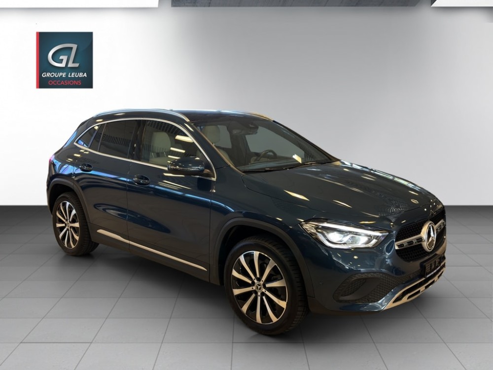 MERCEDES-BENZ GLA 180 Progressive 7G-D