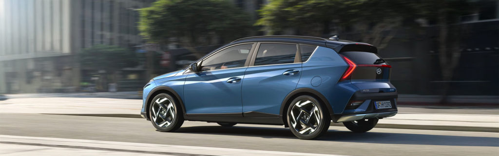 La Hyundai Bayon roulant sur une route