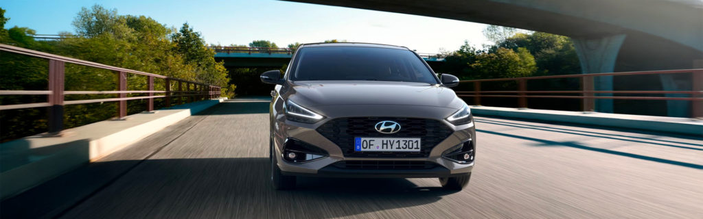 La Hyundai i30 sur un pont