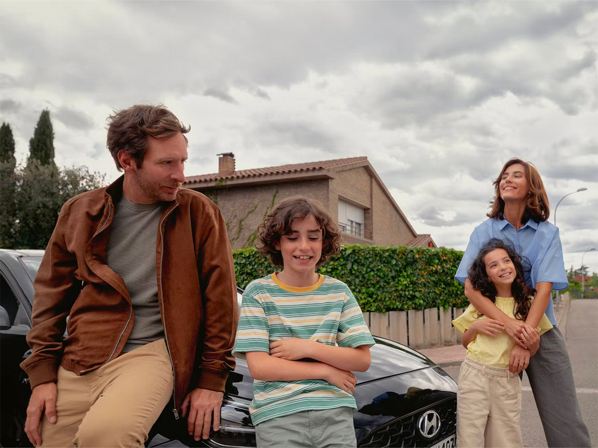 Une famille devant la Hyundai i30
