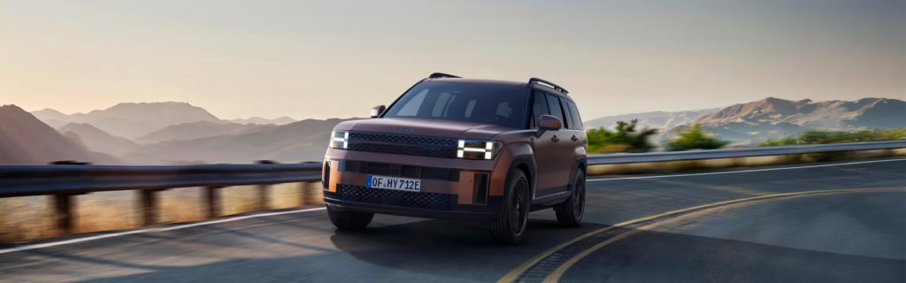 Le Hyundai Santa Fe hybrid sur une route