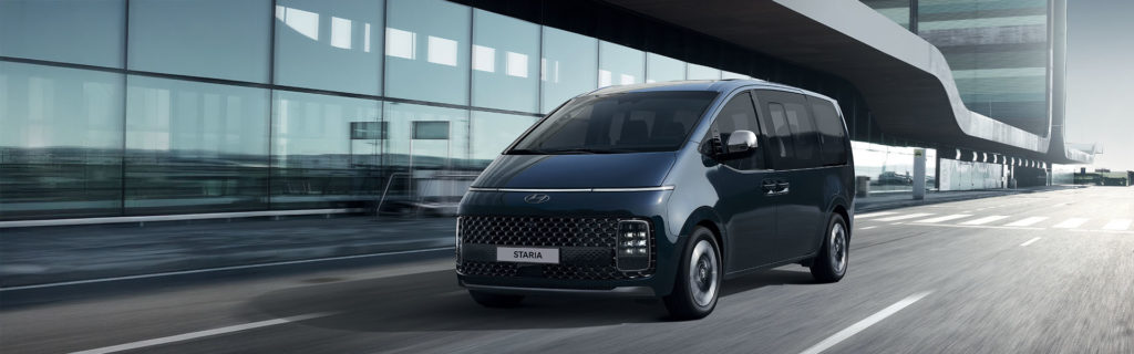 Le Hyundai Staria sur une route