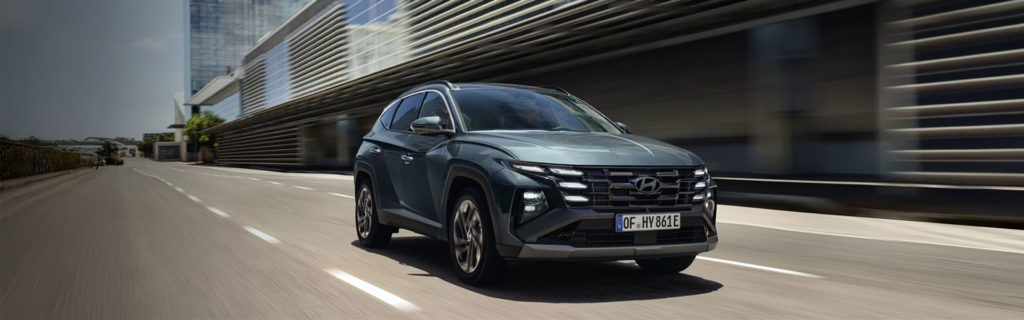 La Hyundai Tucson roulant sur une route dans une ville