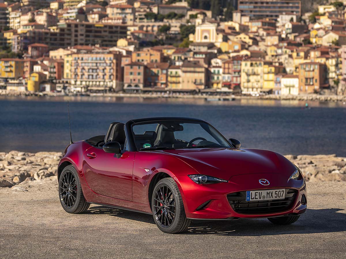 La Mazda MX-5 au bord de la mer
