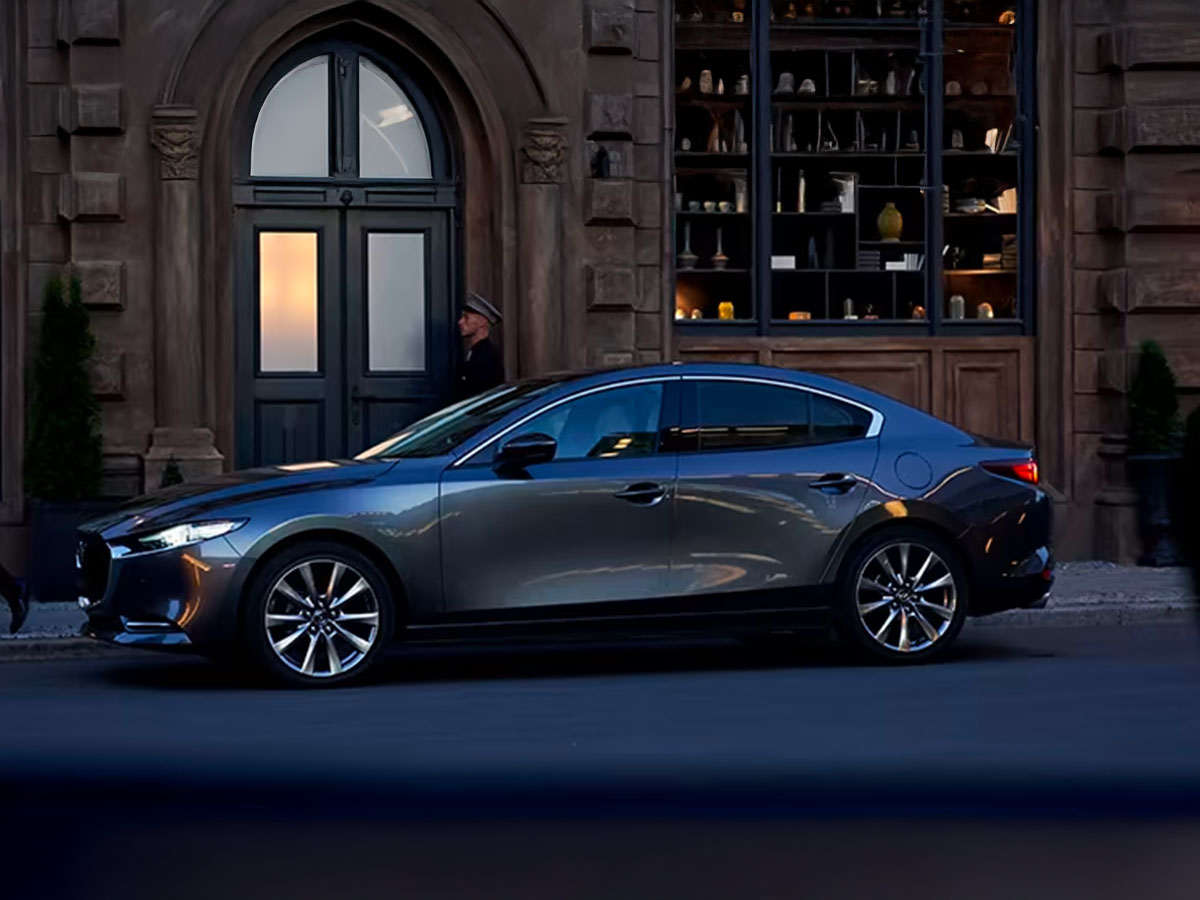 La Mazda3 SEDAN parquée au bord de la route