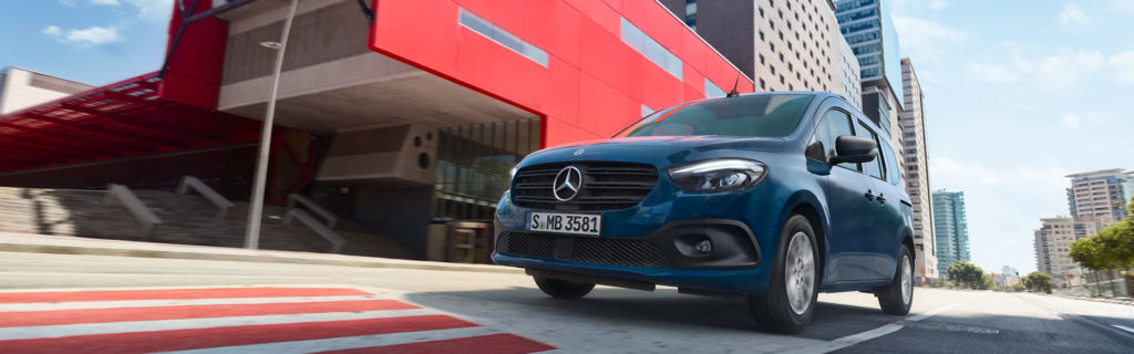 Le Citan Tourer sur une route en ville