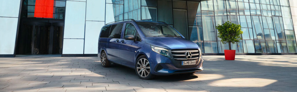 Le Vito Tourer devant un bâtiment vitré