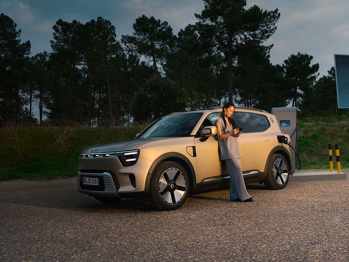 Une jeune femme attend que la smart #5 soit chargée