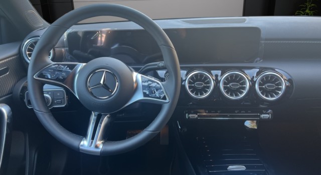MERCEDES-BENZ A 180 7G-DCT