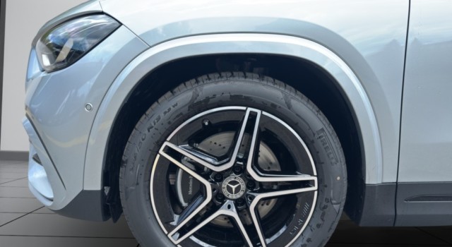 MERCEDES-BENZ GLA 200 Night Star 7G-DCT