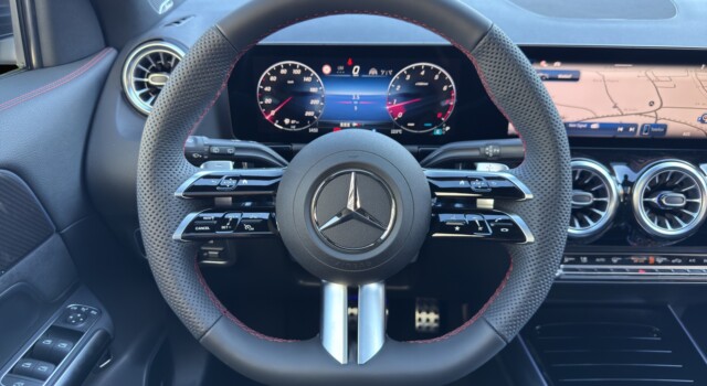 MERCEDES-BENZ GLA 200 7G-DCT