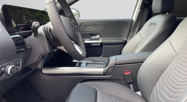 MERCEDES-BENZ GLA 200 Night Star 7G-DCT