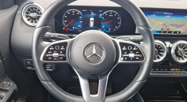 MERCEDES-BENZ GLA 200 7G-DCT