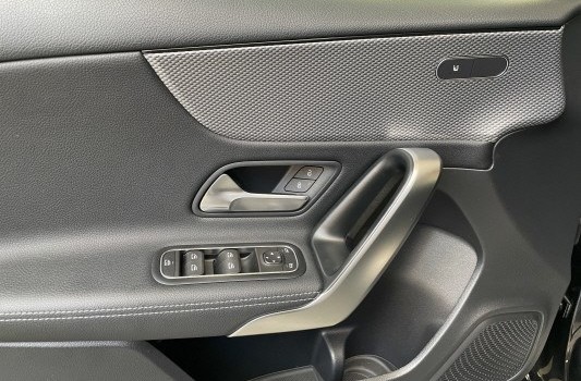MERCEDES-BENZ A 200 Progressive