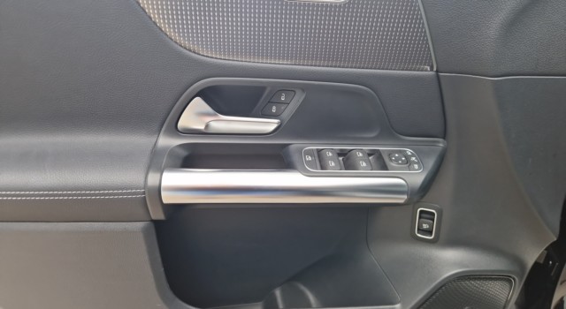 MERCEDES-BENZ GLA 200 7G-DCT