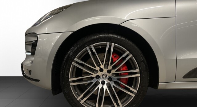 PORSCHE MACAN Turbo Performance
