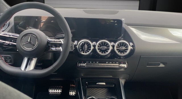 MERCEDES-BENZ GLA 200 7G-DCT