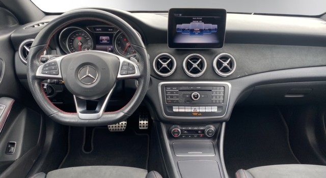 MERCEDES-BENZ CLA 200 AMG Line