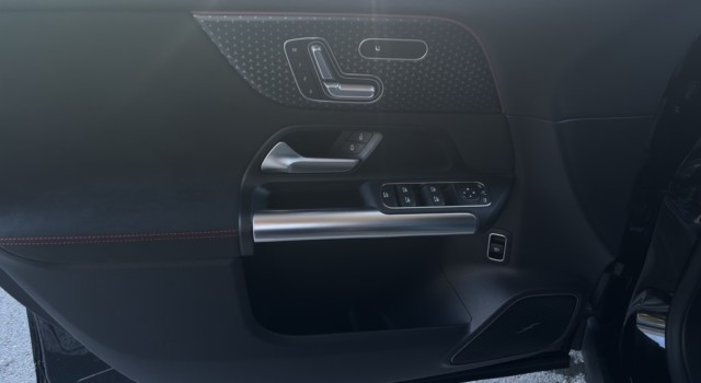 MERCEDES-BENZ EQA 350 66,5 kWh 4Matic Excellence