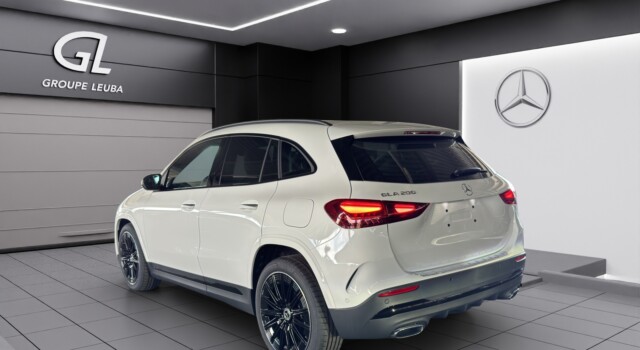 MERCEDES-BENZ GLA 200 Night Star 7G-DCT