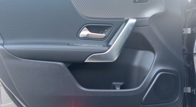 MERCEDES-BENZ A 180 Progressive