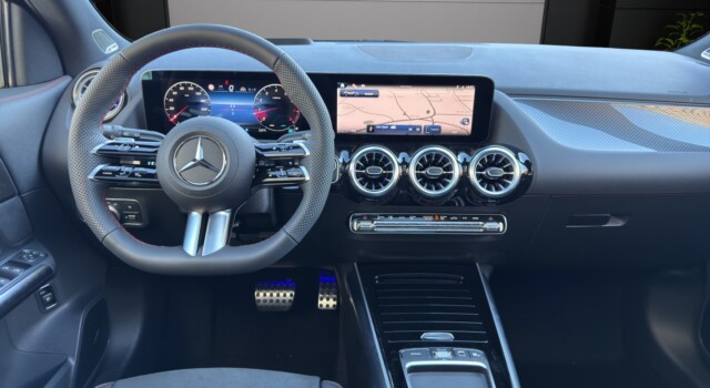 MERCEDES-BENZ GLA 200 7G-DCT