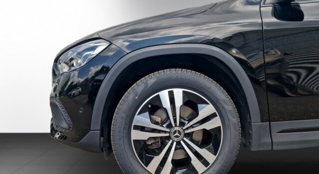 MERCEDES-BENZ GLA 180 d Progressive 8G-D