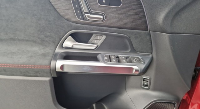 MERCEDES-BENZ EQB 350 66,5 kWh 4Matic Swiss Star
