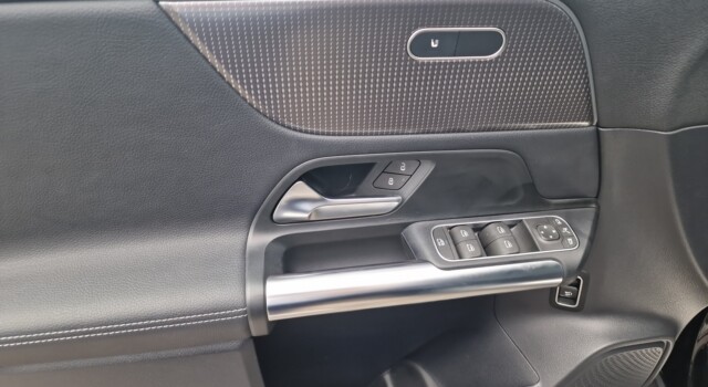 MERCEDES-BENZ GLA 180 d Progressive 8G-D
