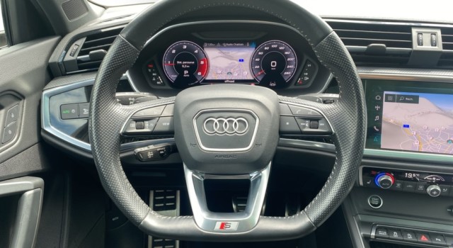 AUDI Q3 40 TDI S line Attr qu