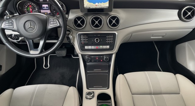 MERCEDES-BENZ CLA 200 Night Star 7G-DCT