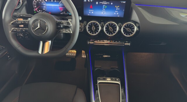 MERCEDES-BENZ GLA 200 Night Star 7G-DCT