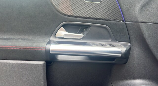 MERCEDES-BENZ GLA 200 7G-DCT