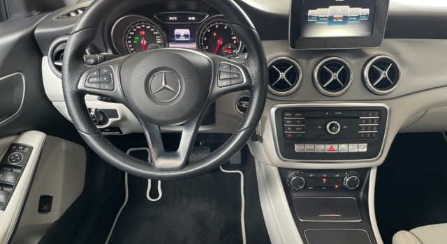 MERCEDES-BENZ CLA 200 Night Star 7G-DCT