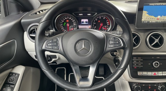 MERCEDES-BENZ CLA 200 Night Star 7G-DCT