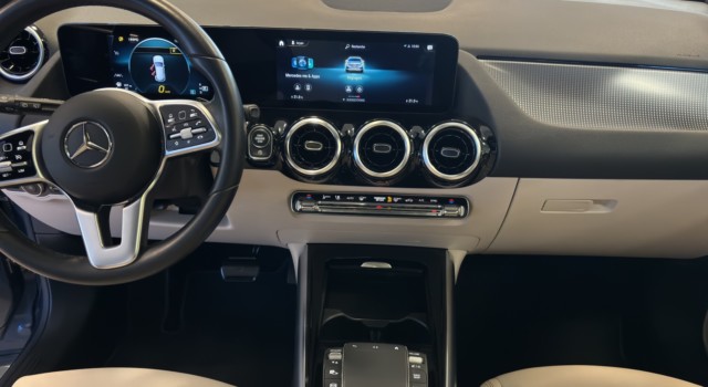 MERCEDES-BENZ GLA 180 Progressive 7G-D