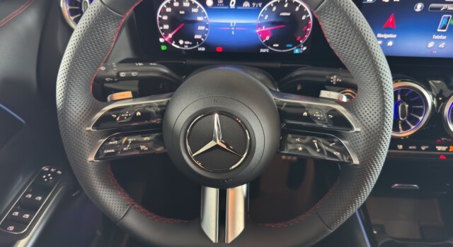 MERCEDES-BENZ GLA 200 Night Star 7G-DCT