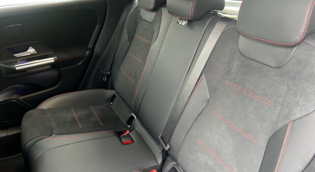 MERCEDES-BENZ GLA 200 7G-DCT