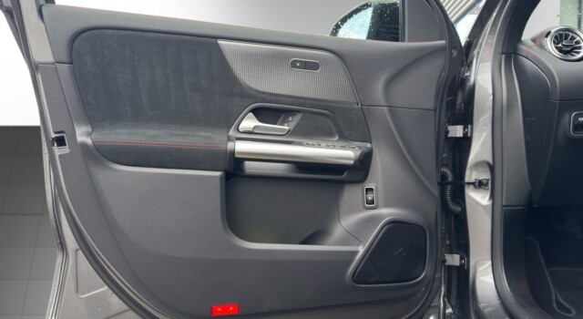 MERCEDES-BENZ EQA 300 AMG Line 4Matic