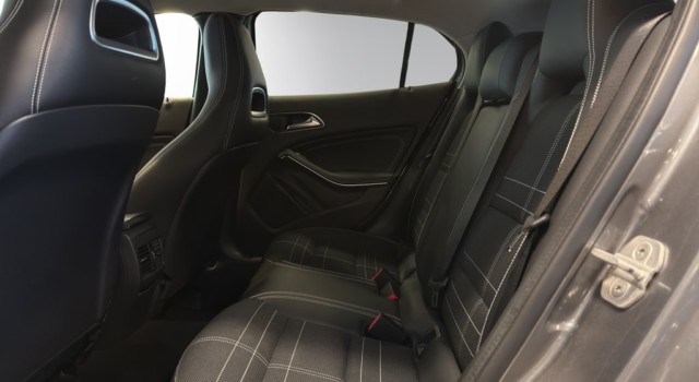 MERCEDES-BENZ GLA 180 Urban