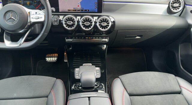 MERCEDES-BENZ A 200 AMG Line