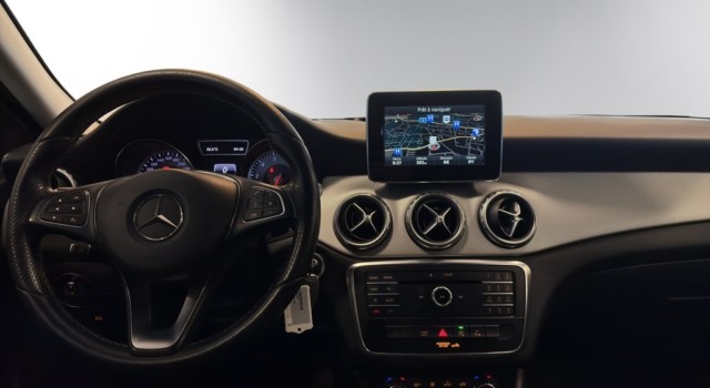 MERCEDES-BENZ GLA 180 Urban