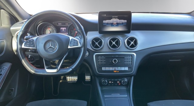 MERCEDES-BENZ GLA 200 AMG Line