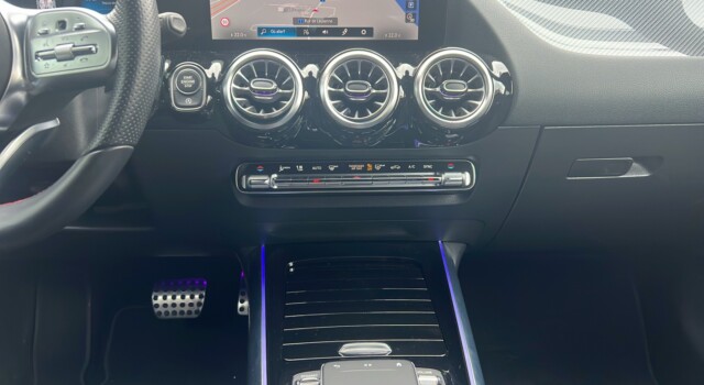 MERCEDES-BENZ GLA 200 7G-DCT