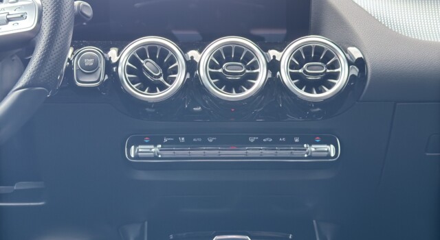 MERCEDES-BENZ EQA 300 AMG Line 4Matic