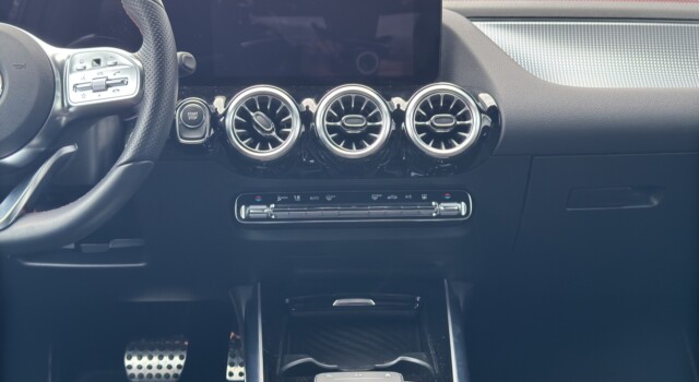 MERCEDES-BENZ EQA 300 AMG Line 4Matic