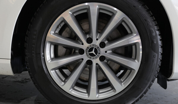 MERCEDES-BENZ E 200 Avantgarde 4 Matic