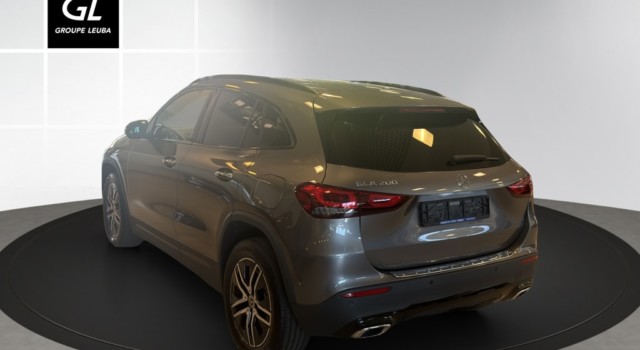 MERCEDES-BENZ GLA 200 Progressive