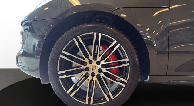 PORSCHE MACAN Turbo Performance